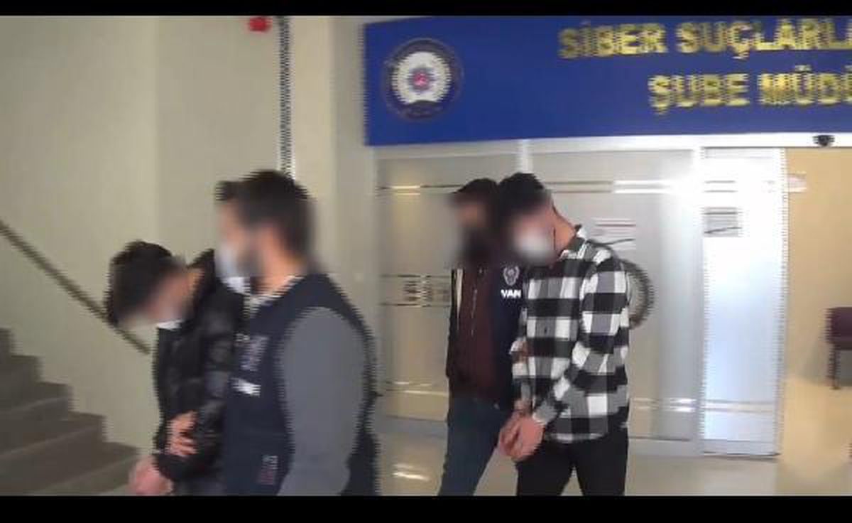 Van\'da, sosyal medya üzerinden banka dolandırıcılığı yapan 2 kişi suçüstü yakalandı