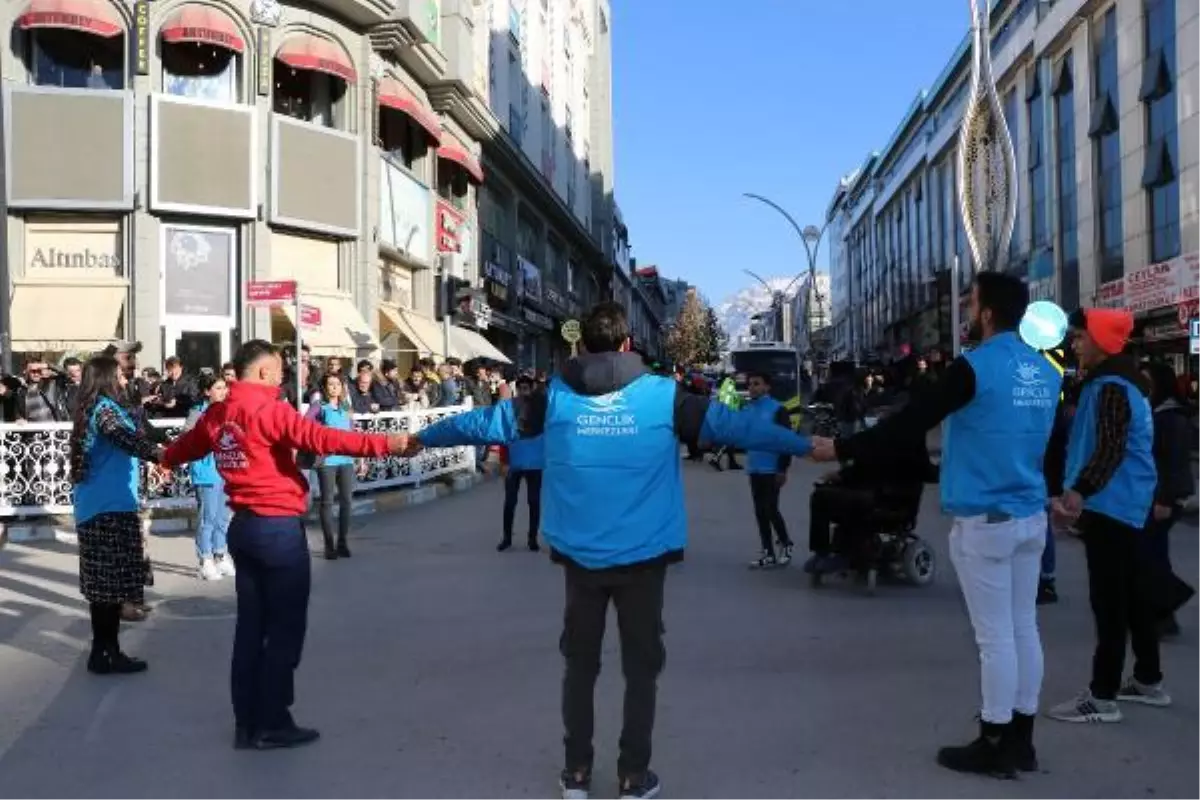 VAN\'DA, TRAFİĞE KAPATILAN KAVŞAKTA ENGELLİLER İÇİN \'PANDOMİM\' GÖSTERİSİ