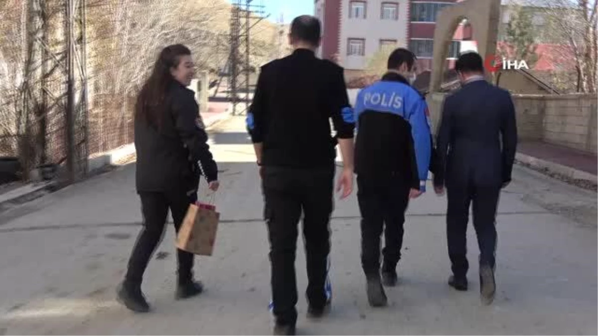 Yüksekova polisi bir kilometre yürüyerek özel gereksinimli Emir\'e sürpriz yaptı