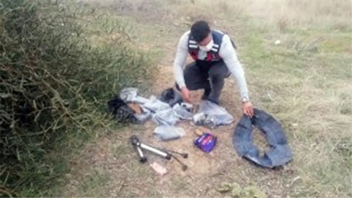 Yurt dışına kaçmak isteyen mültecilere, can yeleği yerine otomobil ve motosiklet iç lastiği dağıtmışlar