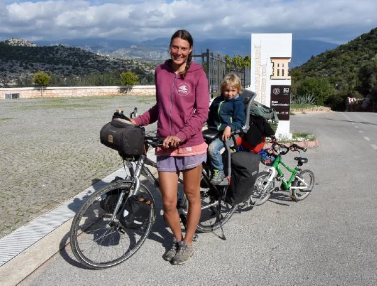 4 yaşındaki oğlu ile bisikletle 5 ülke gezip, Demre\'ye geldi