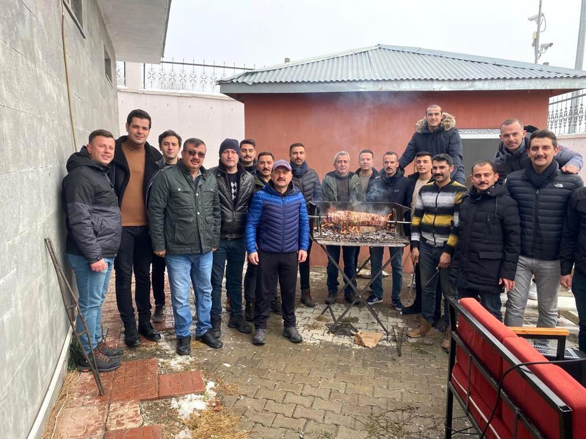 Ağrı Valisi Varol\'dan korumalarına çağ kebabı keyfi