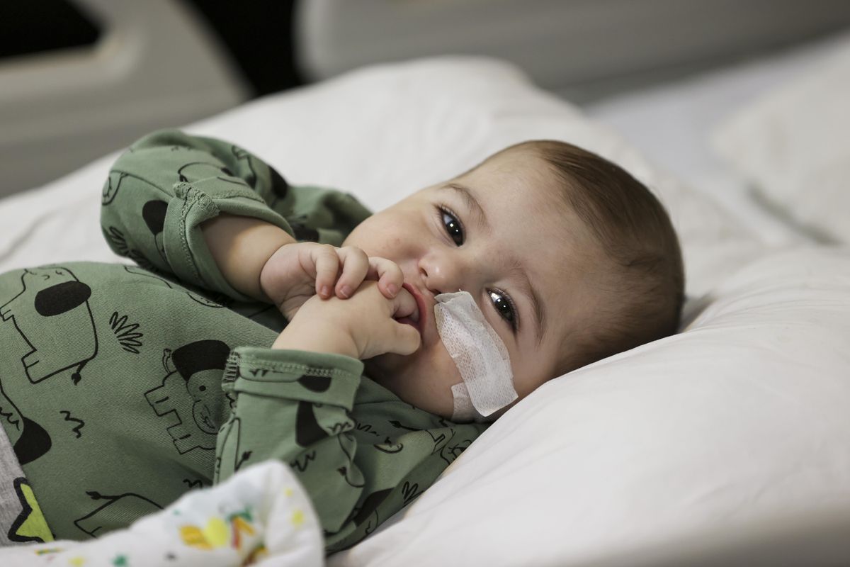 7 aylık bebek babasının karaciğeriyle hayata tutundu