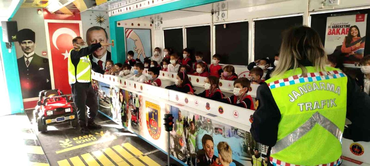 Ankara\'da jandarma ekipleri ilköğretim öğrencilerine trafik eğitimi verdi