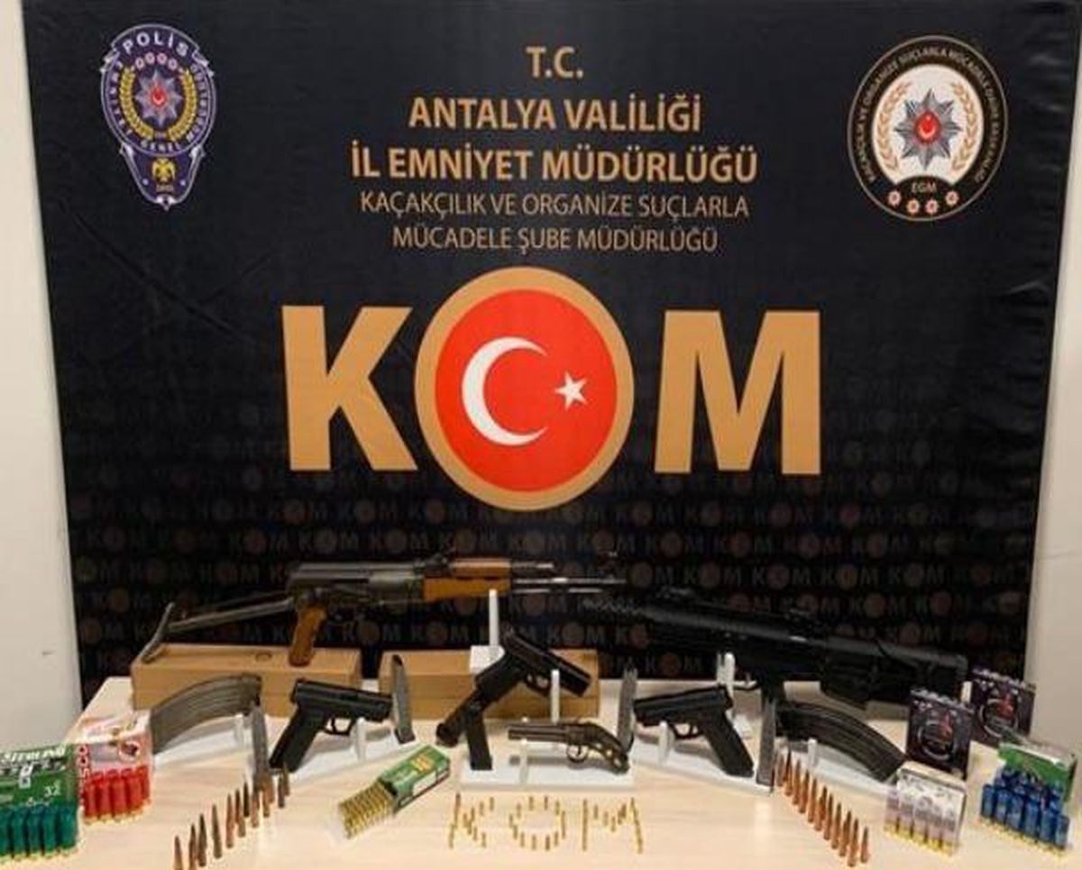 Antalya\'da silah kaçakçılığı operasyonunda 2 şüpheli tutuklandı