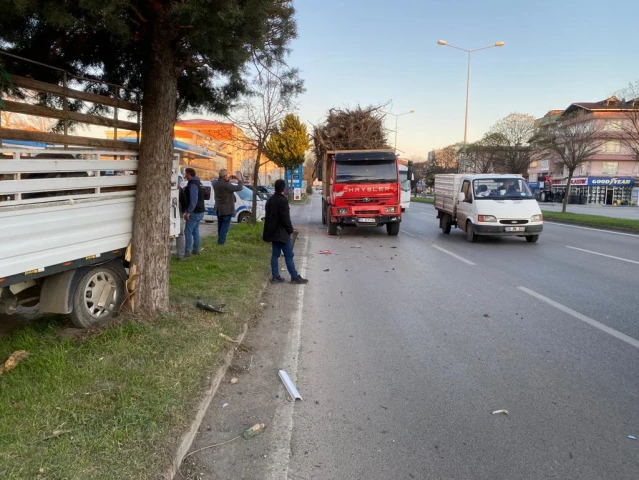 Çarşamba ilçesinde kamyonun çarptığı kamyonetin sürücüsü yaralandı