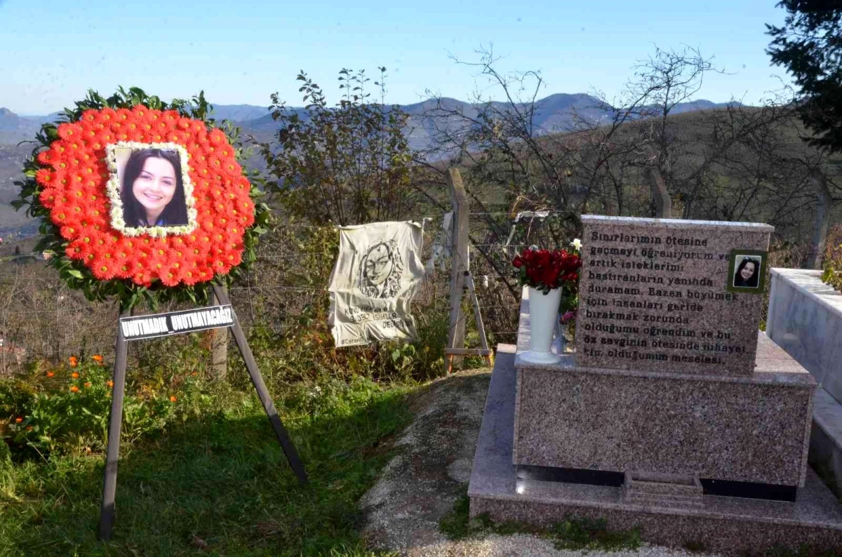 Ceren Özdemir, vefatının ikinci yılında mezarı başında anıldı