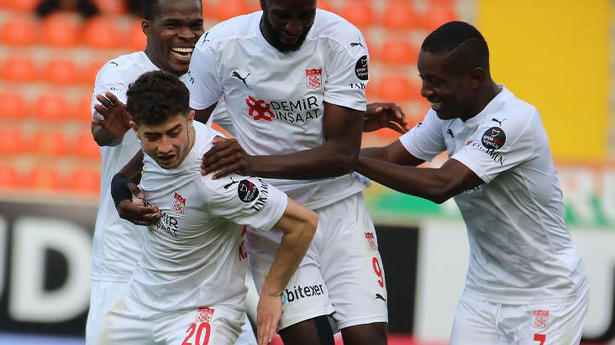 Üç büyükleri yendi ama sahasında galibiyet alamıyor! Alanyaspor düşüşte!