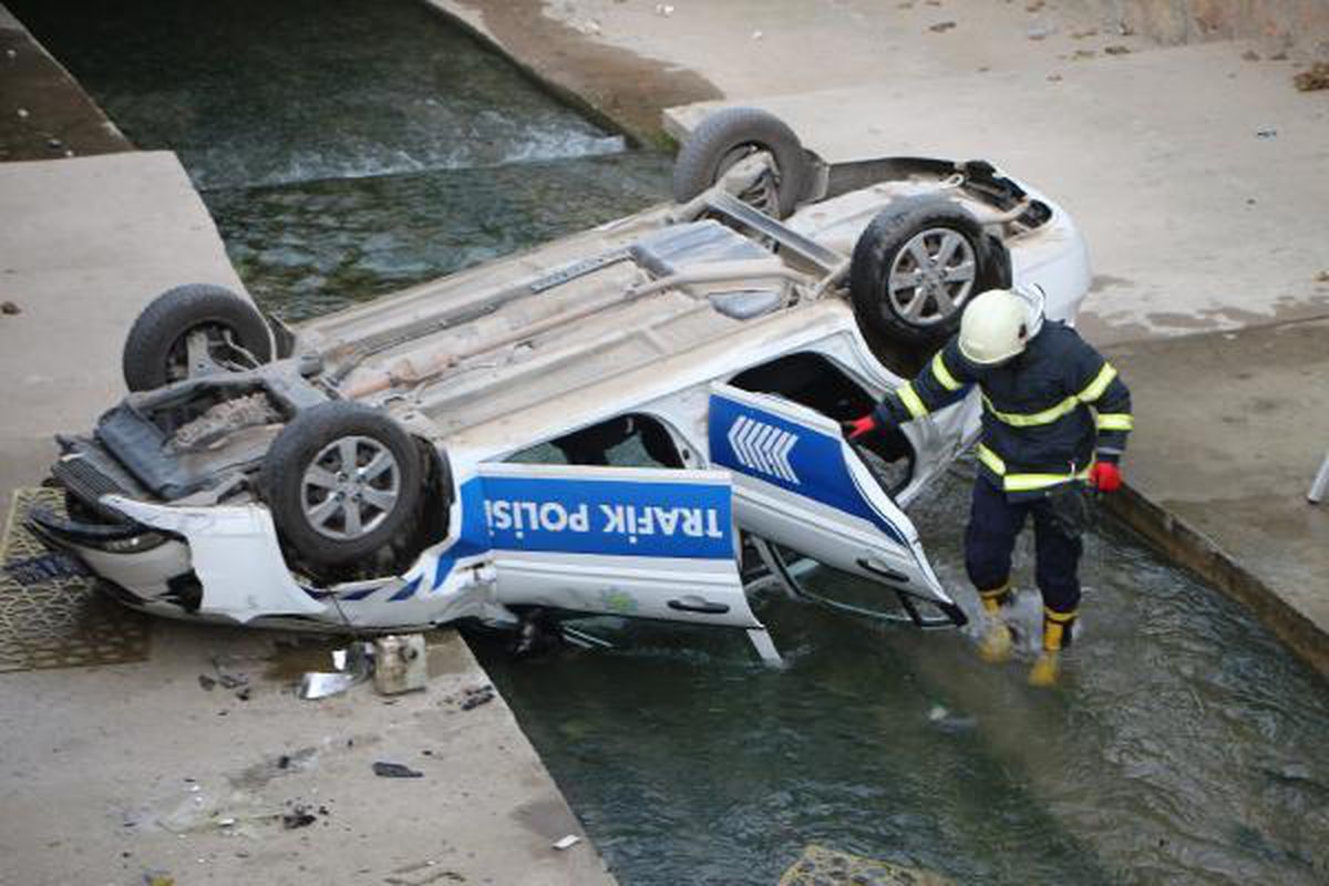 Son dakika: DİREKSİYONU KİLİTLENEN POLİS ARACI DEREYE DÜŞTÜ: 1 YARALI