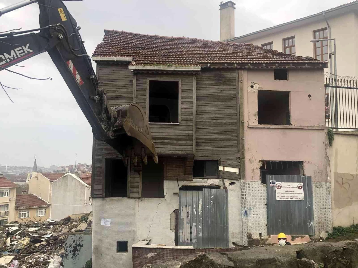 Fatih\'te iki metruk binanın yıkımına başlandı