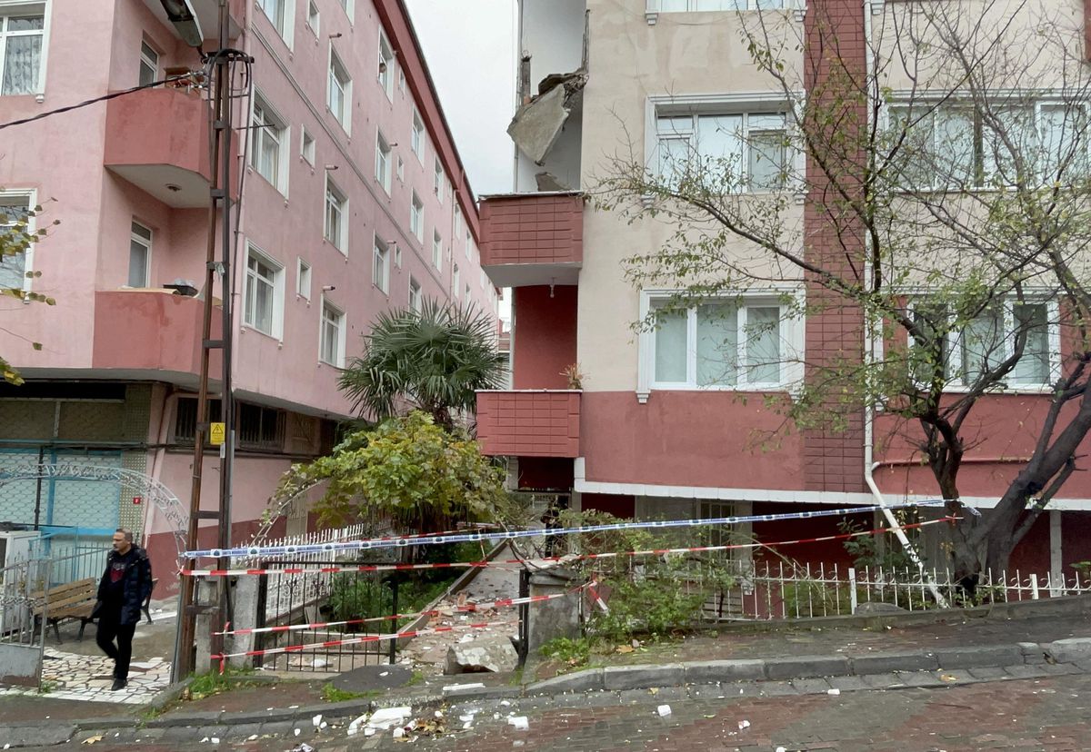 Güngören\'de balkonu çöken bina boşaltıldı