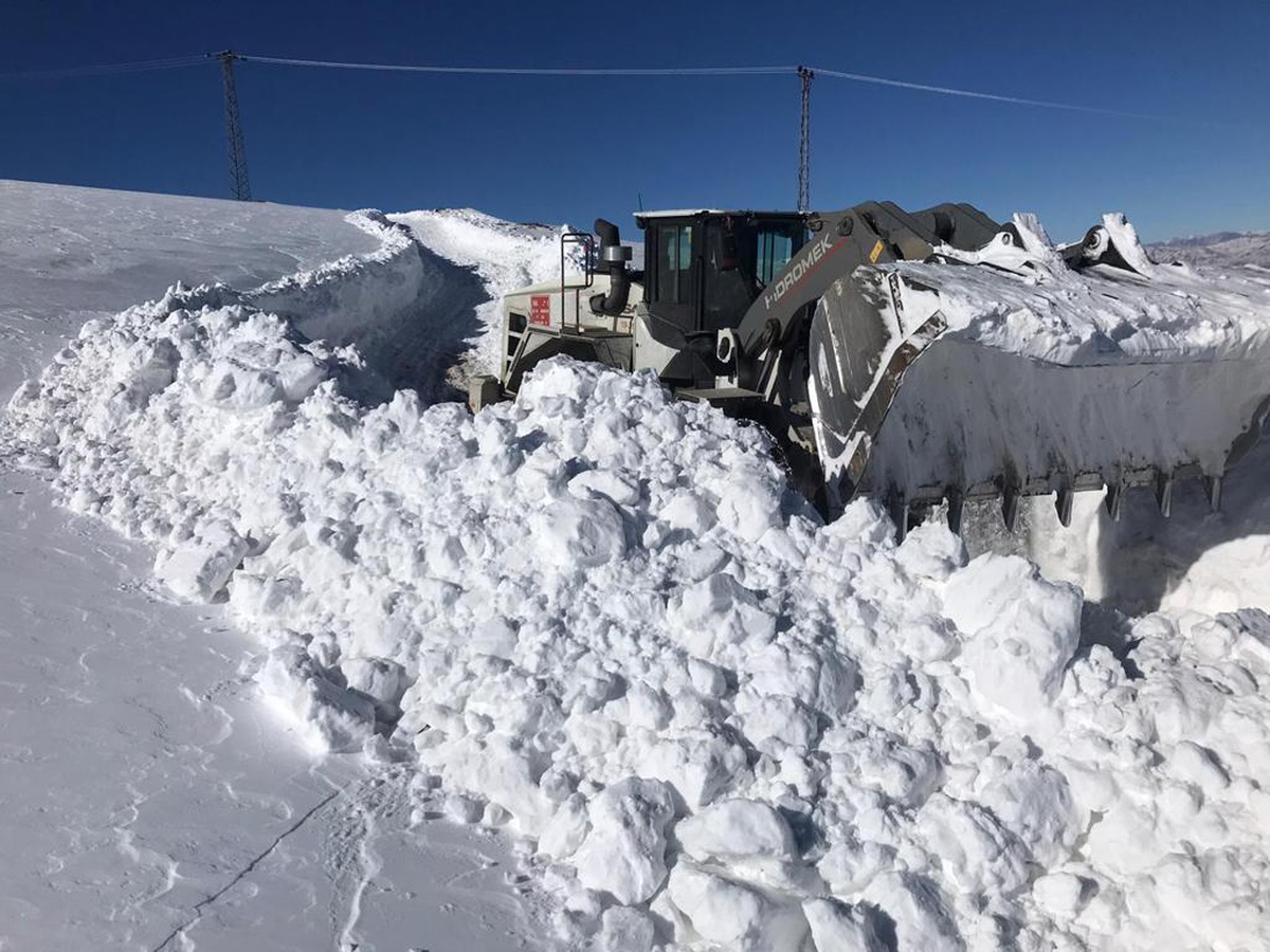 Hakkari\'de kardan kapanan üs bölgesinin yolu açıldı