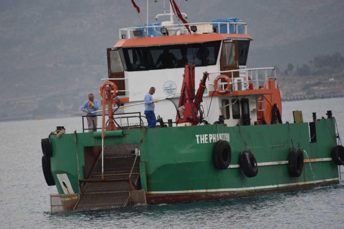 Hatay\'da denizde temizlik çalışması gerçekleştiriliyor