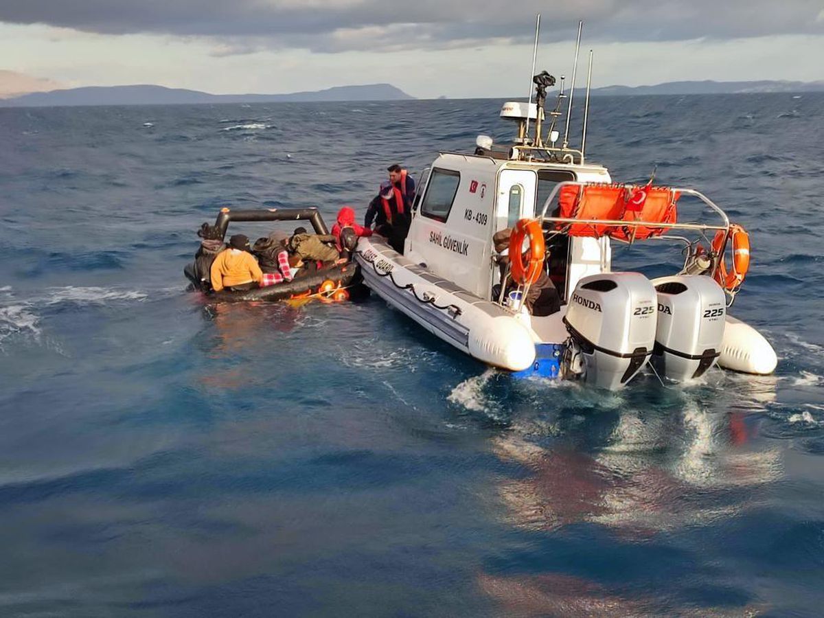 İzmir\'de Yunanistan unsurlarınca geri itilen 86 düzensiz göçmen kurtarıldı