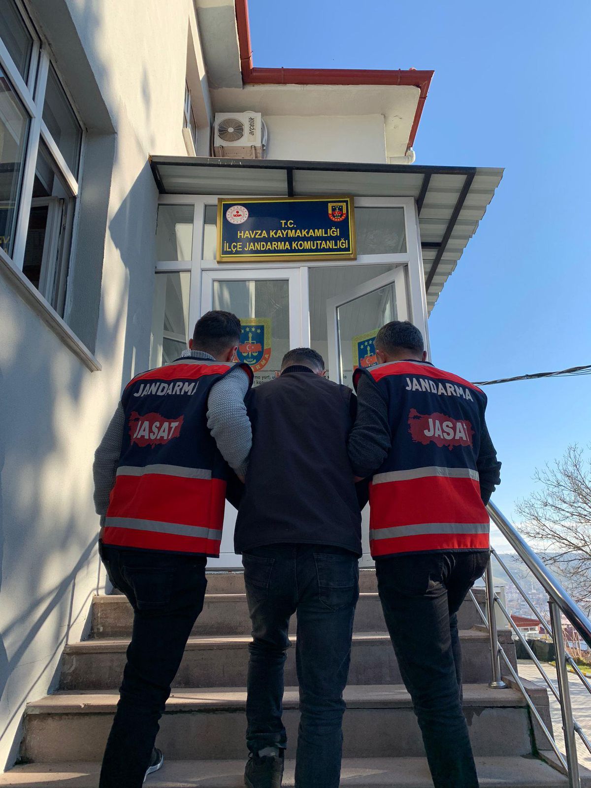 Jandarma hakkında 12 yıl 6 ay hapis cezası bulunan kişiyi yakaladı