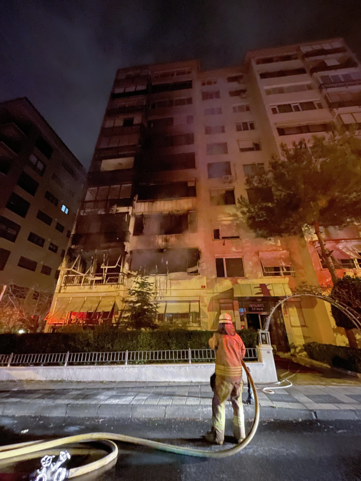 Kadıköy\'de 10 katlı binada çıkan yangın söndürüldü