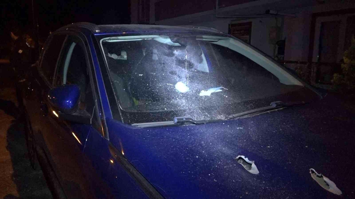Kadın sürücünün otomobili gece yarısı kurşunlandı