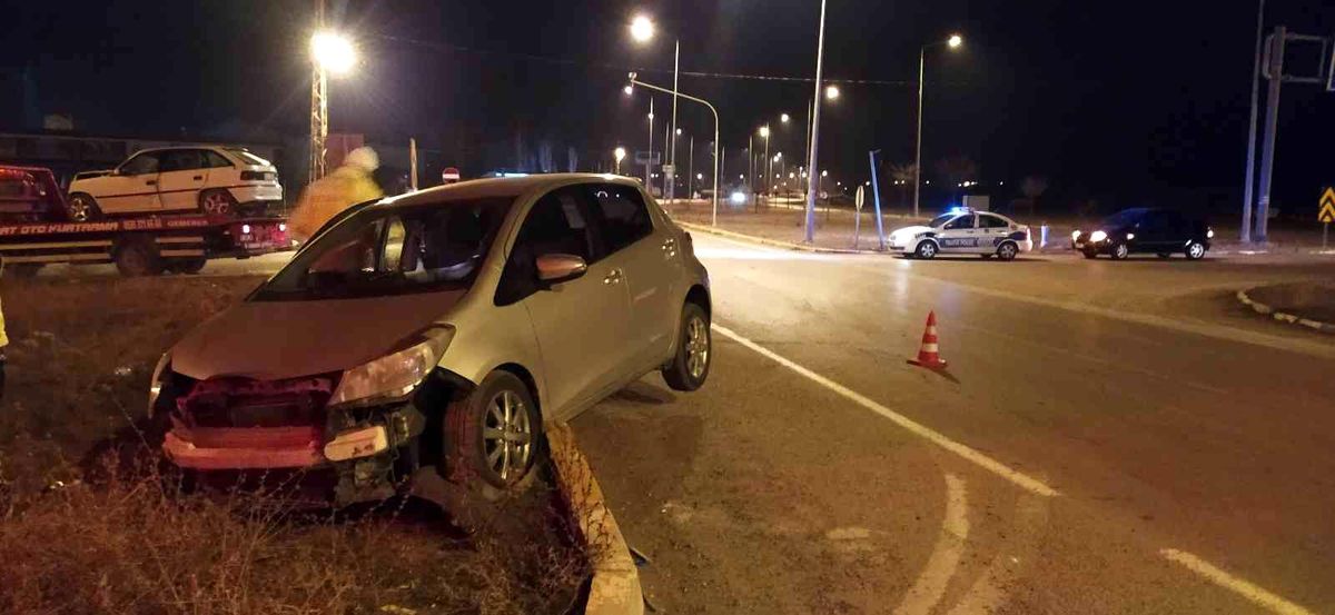 Son dakika... Kavşakta kaza: 2 yaralı