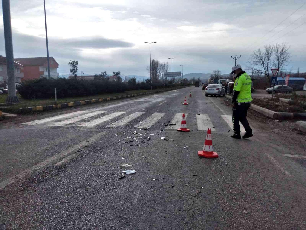 Kavşakta kırmızı ışıkta geçmeye çalışan sürücü kazaya neden oldu