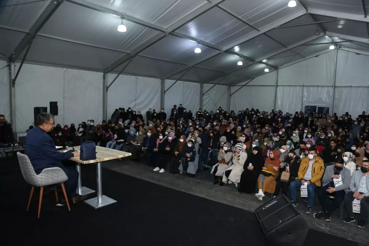 Kayseri\'de şair ve yazarlar kitap fuarında okurlarıyla buluştu