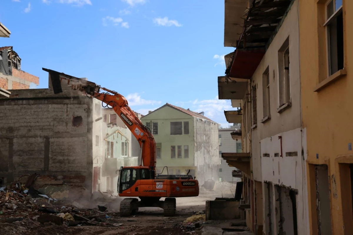 Kocaeli\'de çarpık kentleşmenin olduğu mahallede yıkım çalışmalarına başlandı