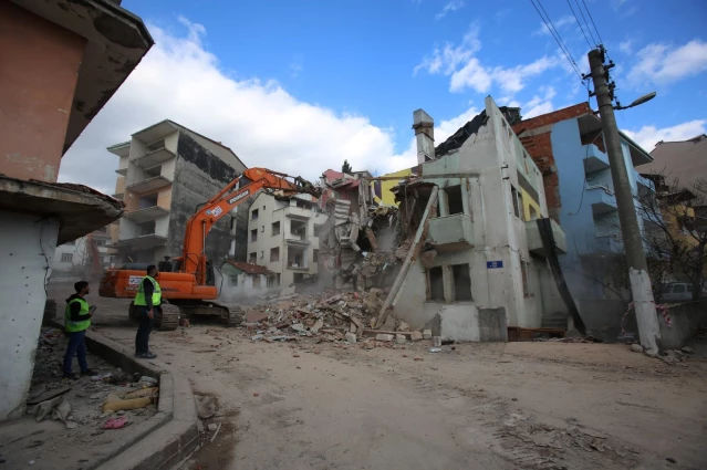 Kocaeli'de çarpık kentleşmenin olduğu mahallede yıkım çalışmalarına başlandı