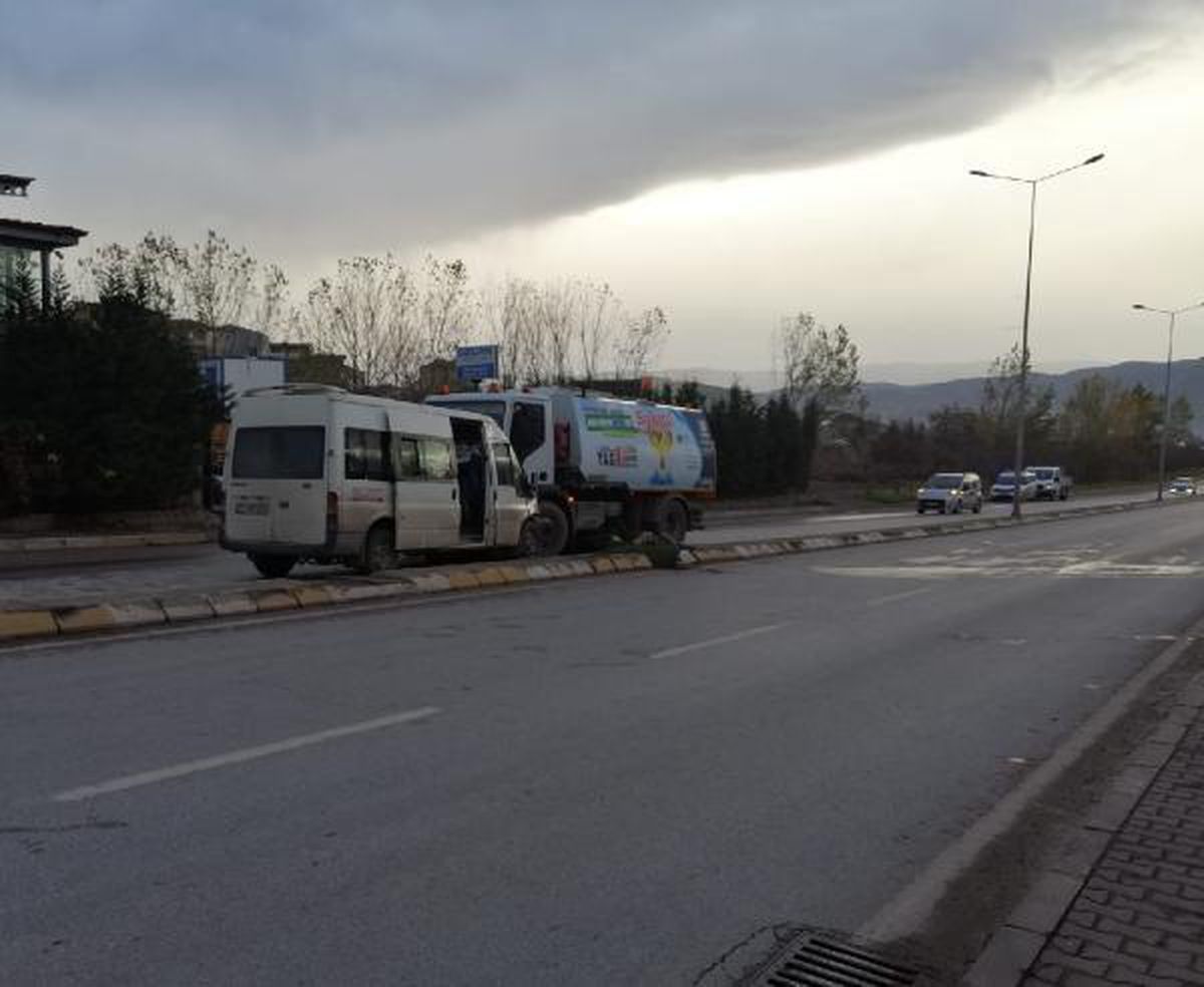Kocaeli\'de minibüs ile temizlik aracı çarpıştı: 8 yaralı