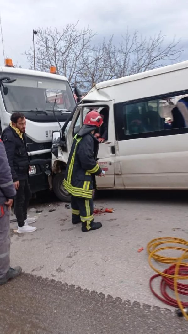 Kocaeli'de minibüs ile temizlik aracı çarpıştı: 8 yaralı