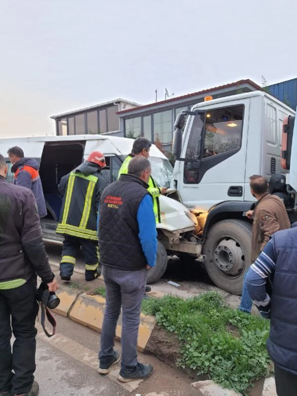 Kocaeli'de minibüs ile temizlik aracı çarpıştı: 8 yaralı