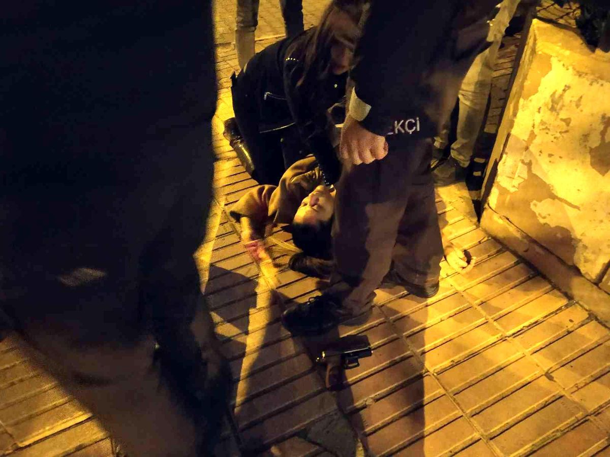 Kocasının silahını kurcalarken kendini vurdu