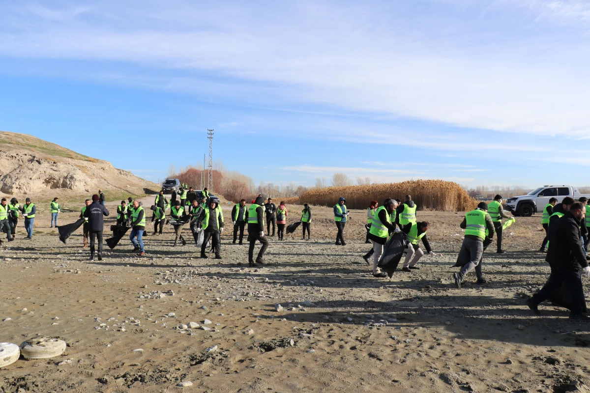 Son dakika haberleri! Kuraklığı fırsat bilen belediye ekipleri Van Gölü sahilini çöplerden arındırdı