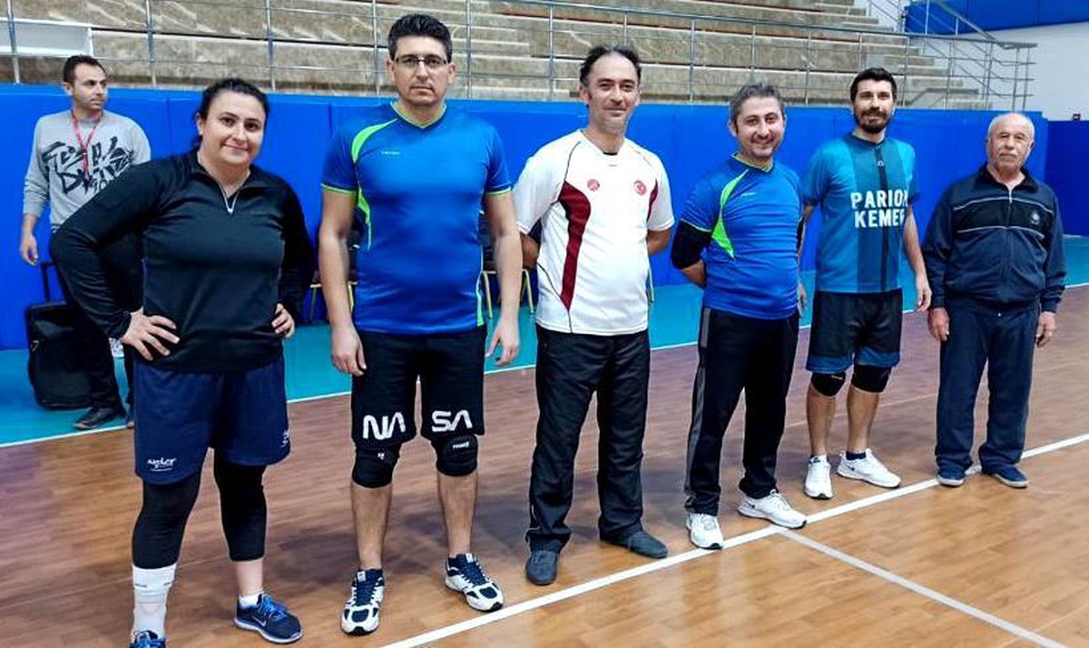 Lapseki\'de kurumlar arası voleybol turnuvası başladı