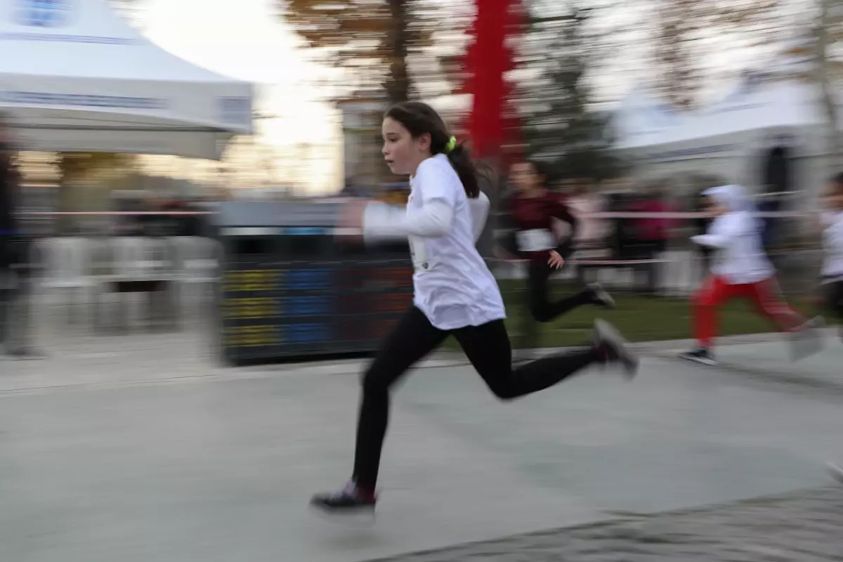 Modern pentatlonda "Laser Run Şehir Turu Yarışı" Gençlik Parkı\'nda yapıldı