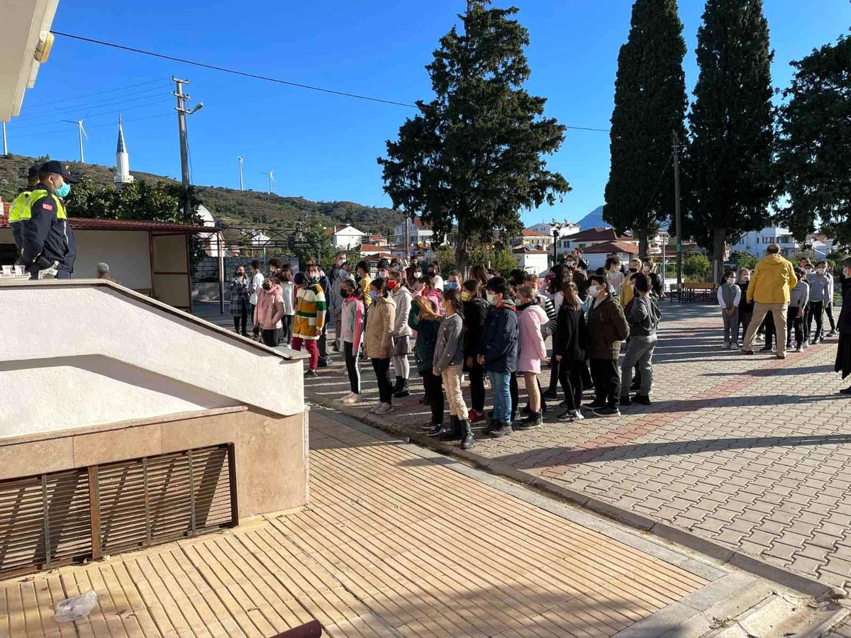 Öğrencilere trafik kuralları anlatıldı