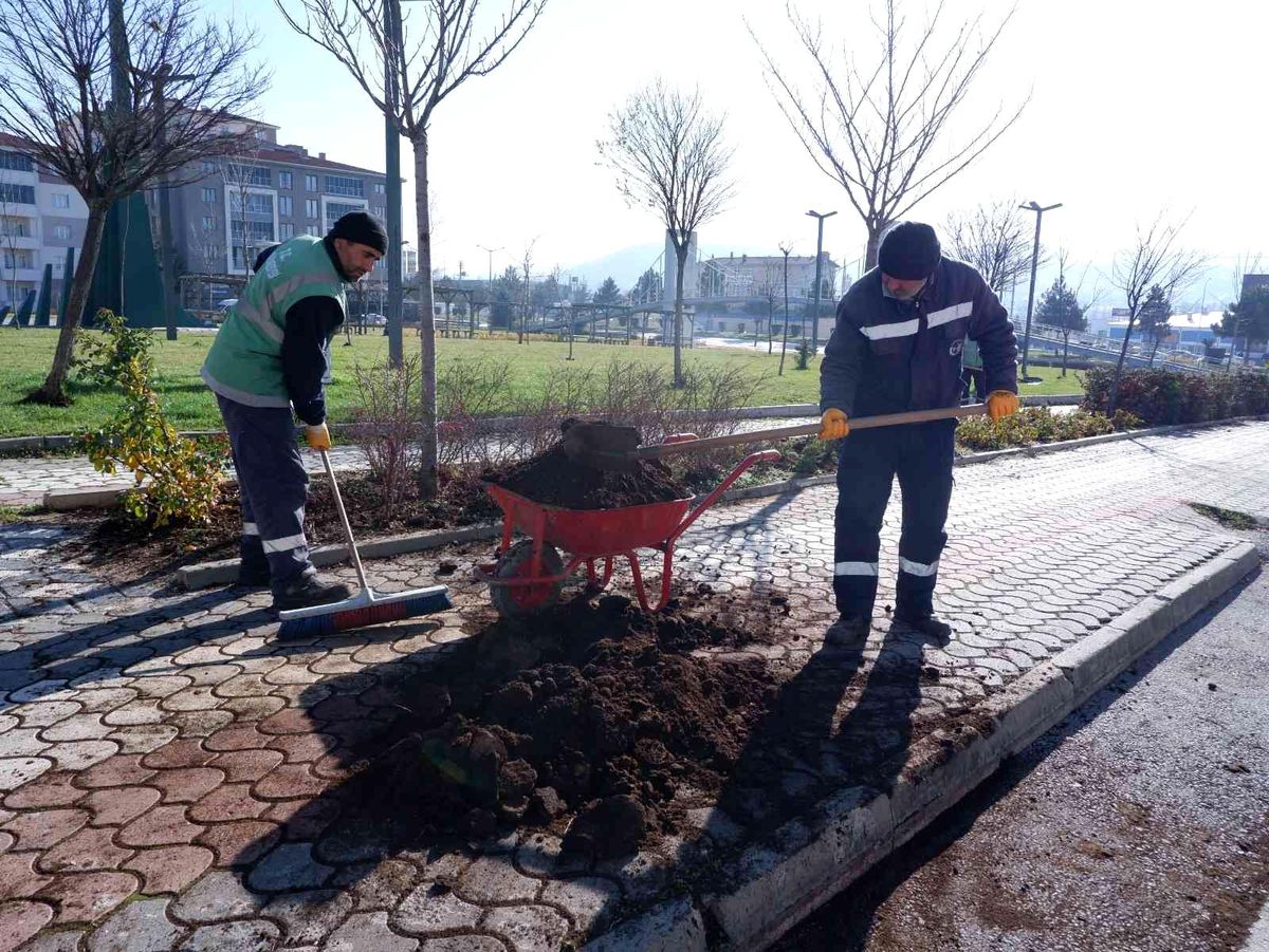 Parklarda çalışmalar sürüyor