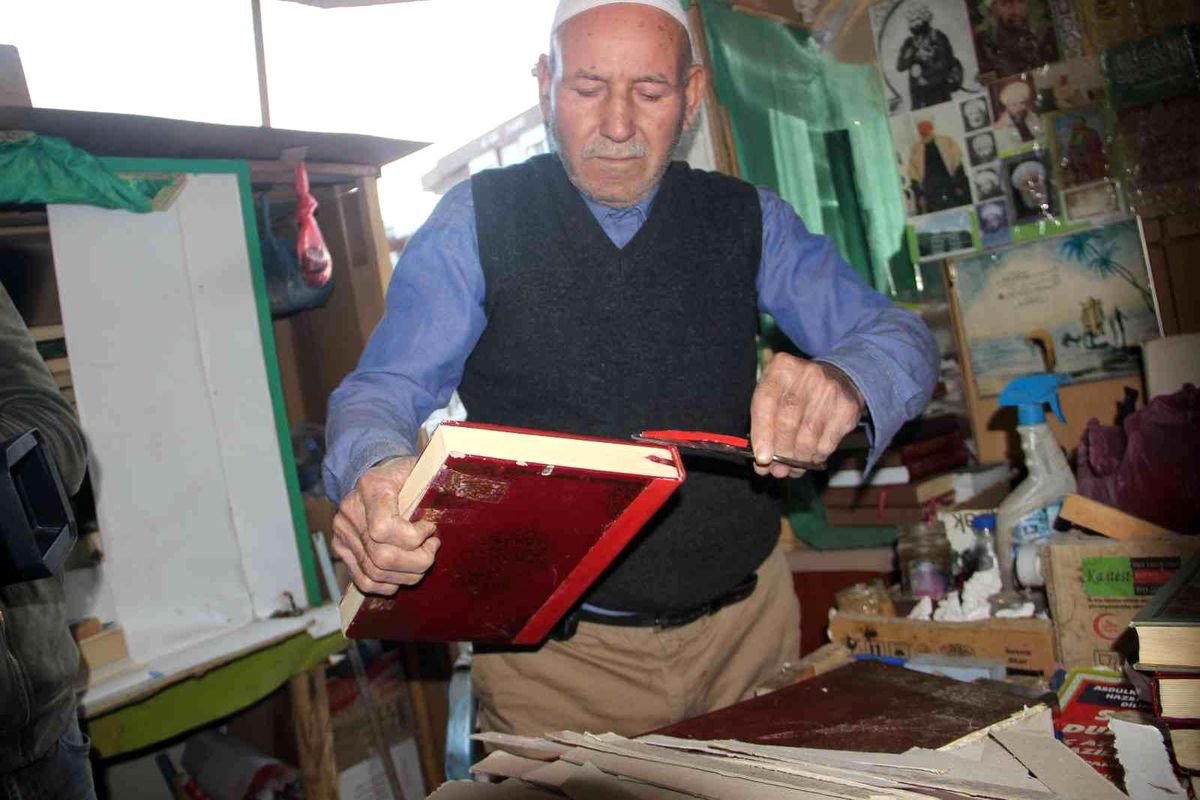 Şanlıurfa\'da emekli vatandaş balkonunu Kur\'an-ı Kerim atölyesine çevirdi