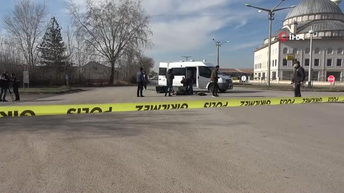 (SİVAS)Yol ortasındaki çanta ekipleri alarma geçirdi