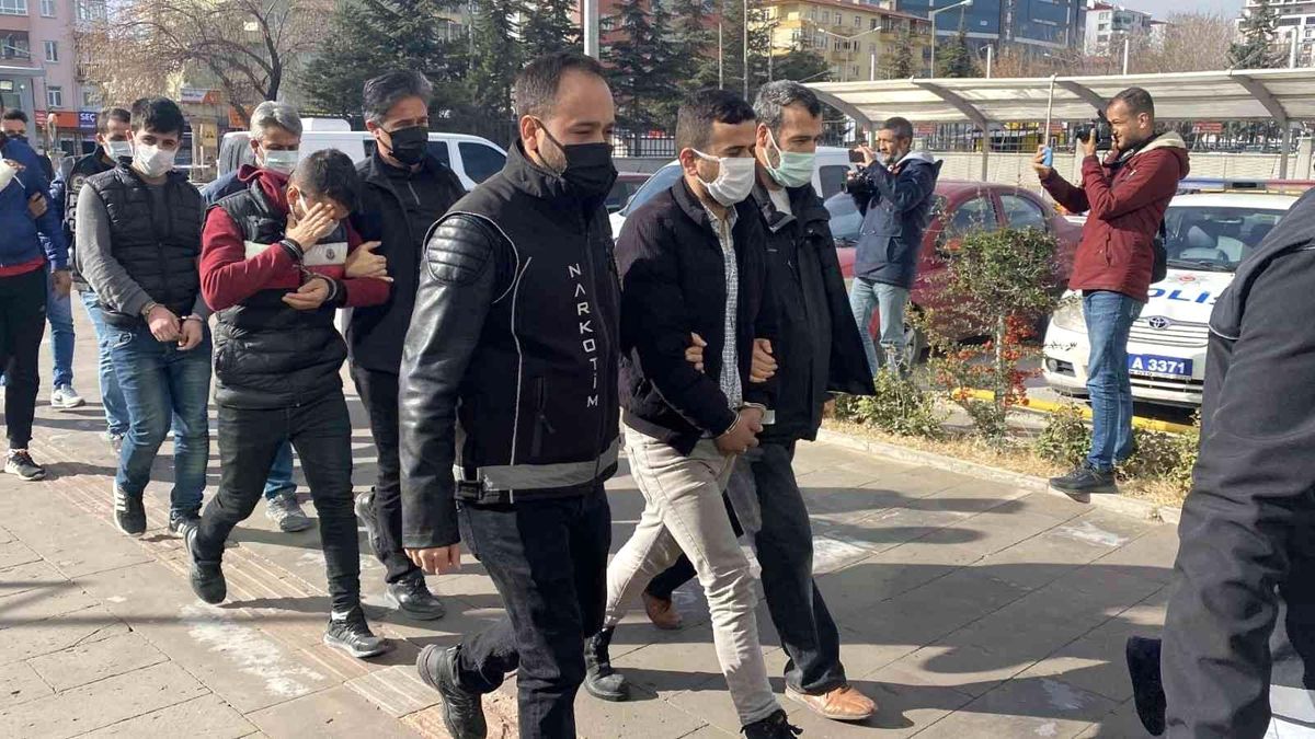 Son Dakika | Sokak satıcılarına operasyon: 9 gözaltı