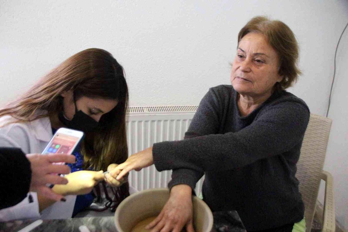 Yardıma muhtaç vatandaşların kişisel bakımını öğrenciler yaptı