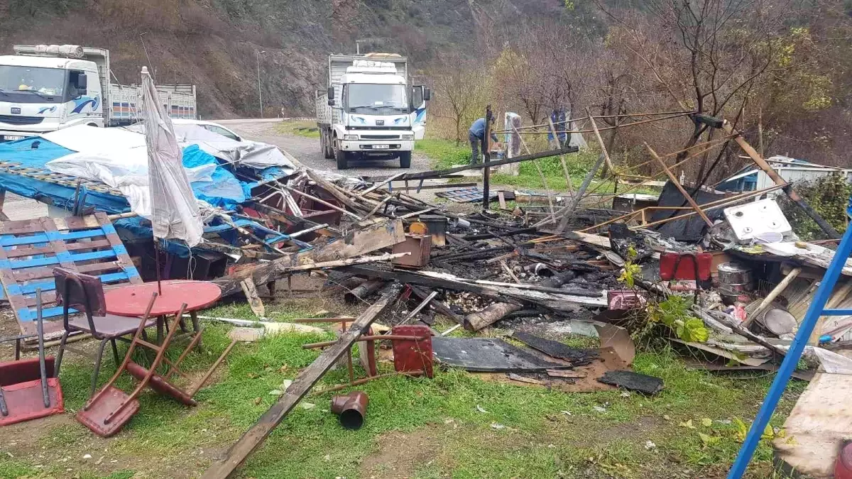 Yol kenarındaki baraka alevlere teslim oldu