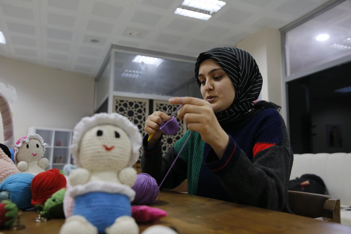 Yurttaki hobi kursunda yapımını öğrendiği örgü eşyalarla öğrenim masraflarını çıkarıyor