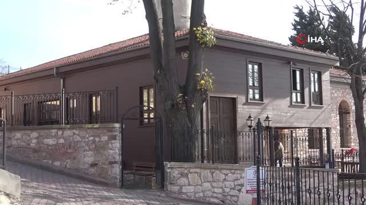 700 yıllık Orhan Cami'ye turist akını