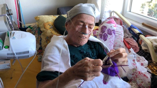 Son dakika haberleri! 80 yaşındaki Meliye Nine hasta yatağında Türk askerine yün çorap örüyor