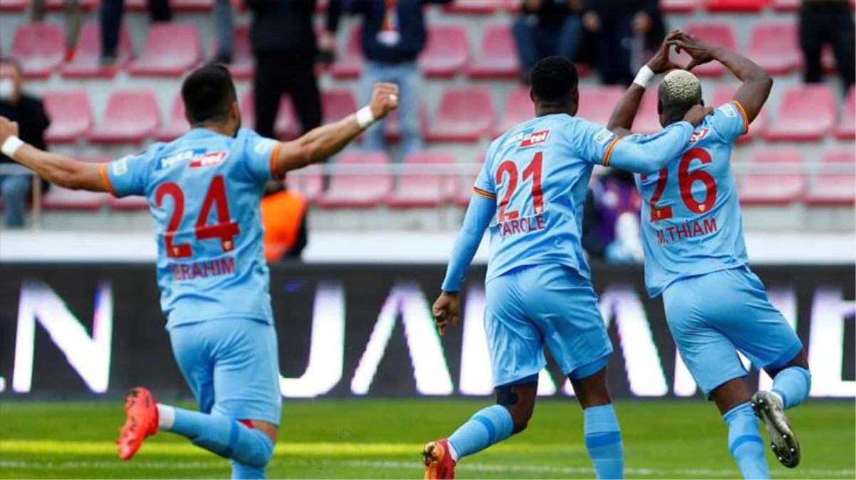 9 kişi kalan Kayserispor, Antalyaspor\'u 2-0 mağlup etti