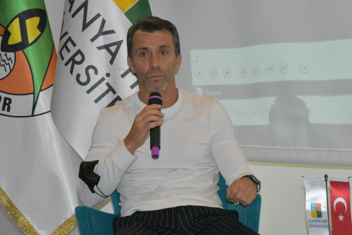 Alanyaspor Teknik Direktörü Bülent Korkmaz, üniversite öğrencileriyle buluştu Açıklaması