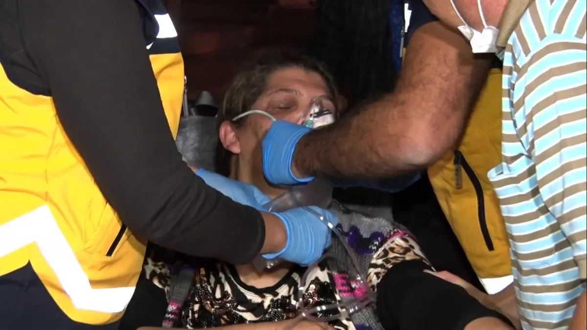 Antalya'da iki katlı binada çıkan yangında can pazarı: Mahsur kalan insanlar ve hayvanlar kurtarıldı