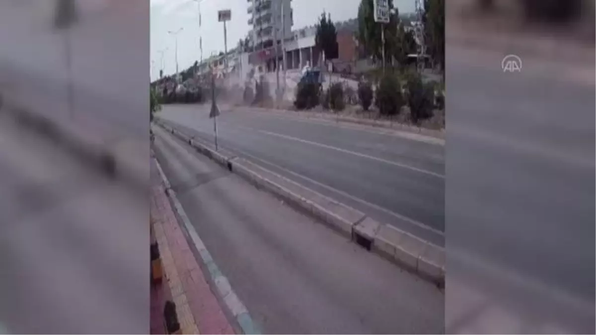 Aydınlatma direğine çarpan otomobil ikiye bölündü