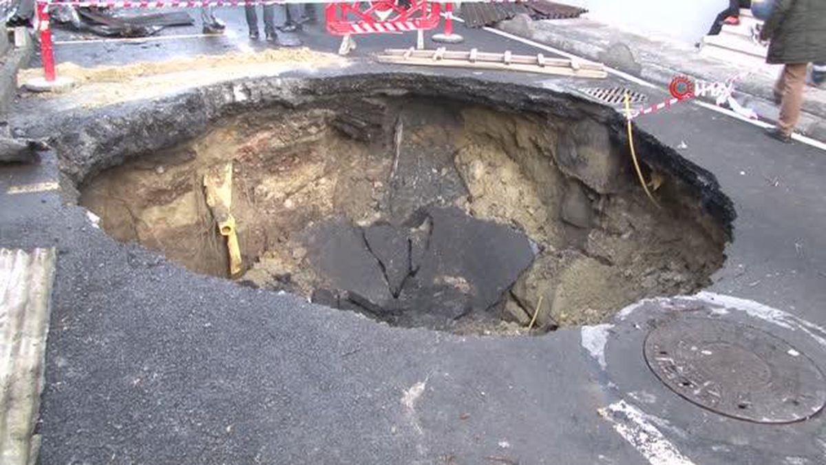 Bağcılar'da yangın sonrası yol çöktü, oluşan çukur böyle görüntülendi