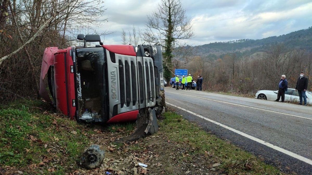 Bartın\'da otomobille çarpışan tır devrildi : 1 yaralı