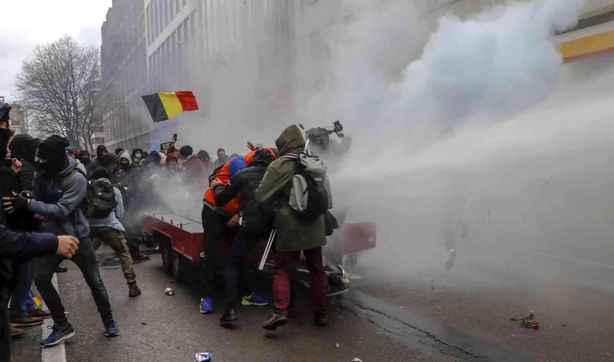 Belçika\'da yüzlerce kişi Covid-19 kısıtlamalarını protesto ettiPolis göstericilere göz yaşartıcı gaz ve tazyikli suyla müdahale etti